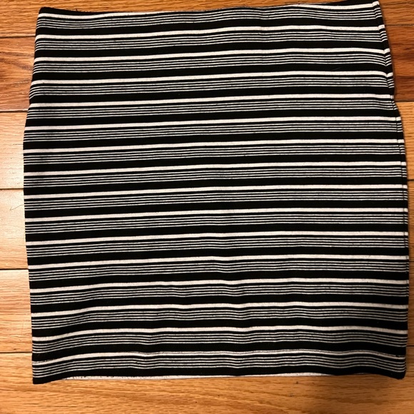 Guess Mini Pencil Skirt Black and White Stripes - Picture 3 of 5
